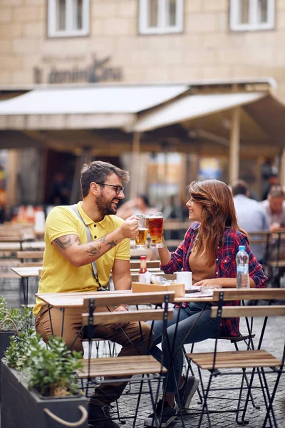 Ζευγάρι που κρατάει ποτήρια μπύρας και ζητωκραυγάζει για την αγάπη τους. — Φωτογραφία Αρχείου