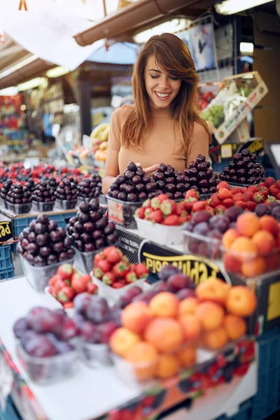 Girl  traveler buying fresh fruit on food market at street — 图库照片