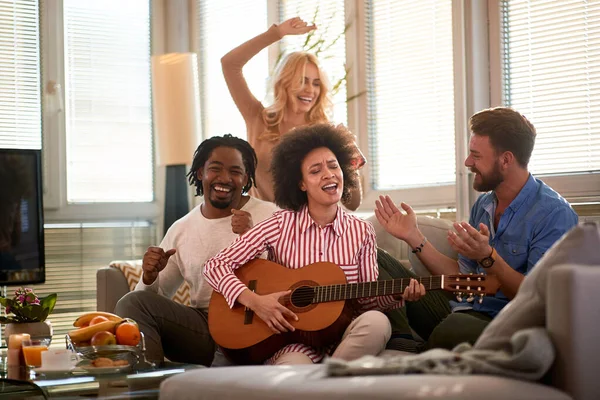 Skupinoví přátelé zpívají a hrají na kytaru — Stock fotografie