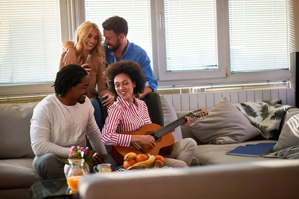 Casais felizes desfrutando com guitarra — Fotografia de Stock