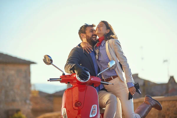 ロマンチックな男とオートバイを持つ女性。男と女が乗って — ストック写真