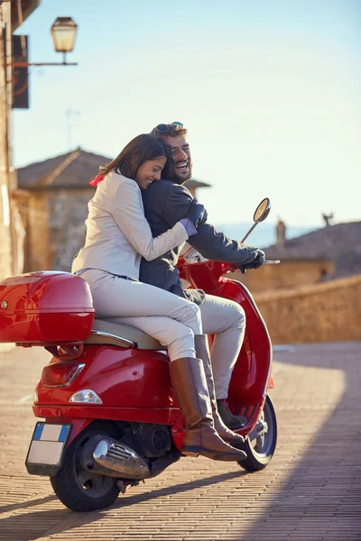 Jong paar in liefde besteden tijd samen op motorfiets — Stockfoto