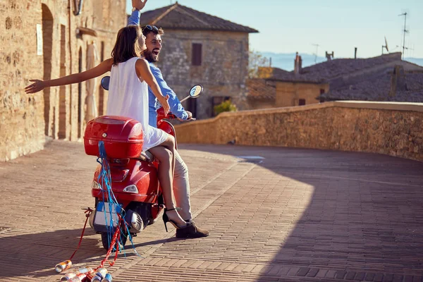 Sevgililer gününde yeni evlenmiş. Motosikletli romantik bir adam ve kadın. — Stok fotoğraf