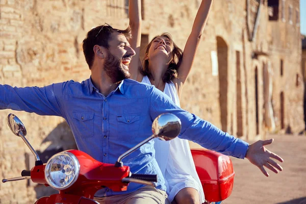 Homem feliz e mulher passar tempo na motocicleta — Fotografia de Stock