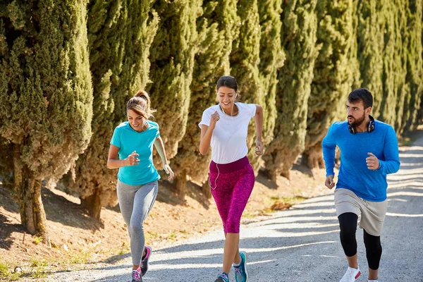 Corredores corriendo en carretera.Jóvenes haciendo ejercicio . — Foto de Stock