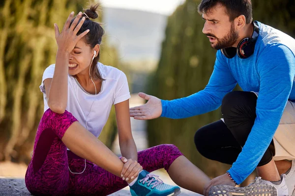 Jogging injury. Žena běžec sportovec zranění nohou a bolesti. — Stock fotografie