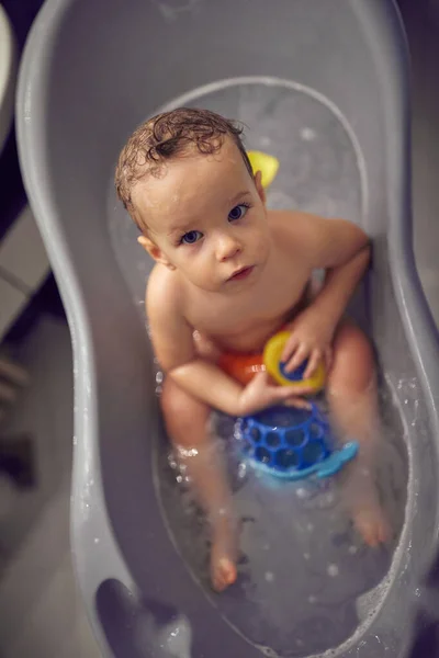 Vhappy Baby beim Baden spielen mit Schaumblasen. wenig Chili — Stockfoto