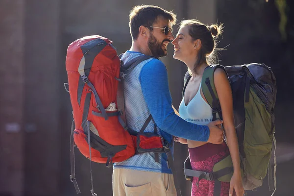 Happy tourist man and woman in love having fun, travel, smiling — Stock Photo, Image