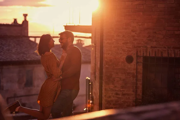 Günbatımında romantik bir çift — Stok fotoğraf