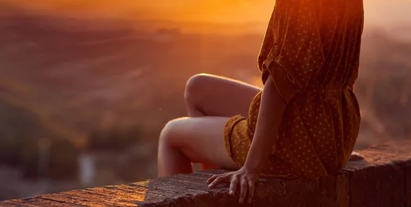 Frau sitzt einsam am Sonnenuntergang. — Stockfoto