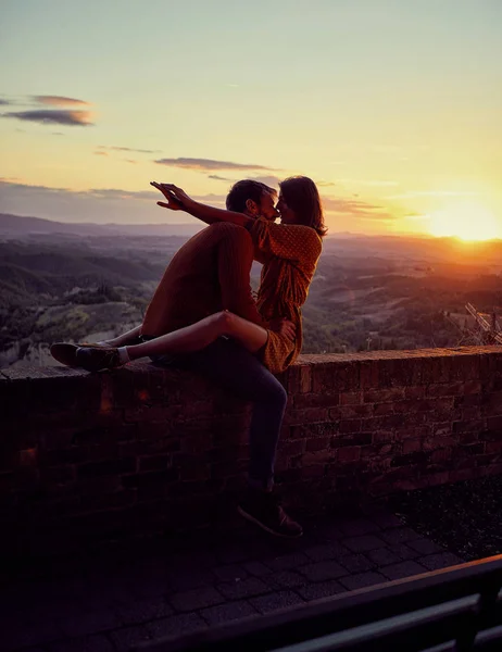 Beautiful man and woman in love dating outdoors at night. — Stock Photo, Image