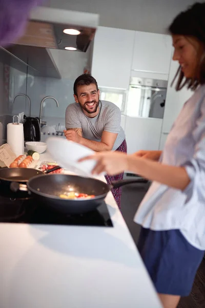 Mann und Frau bereiten gemeinsam Frühstück zu Hause zu. — Stockfoto