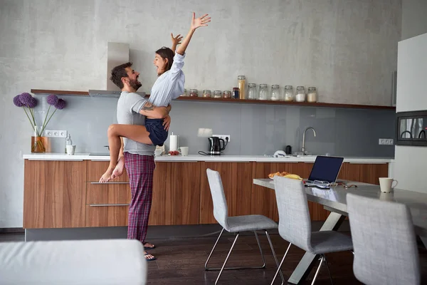 Um homem e uma mulher felizes de manhã. Amor, Romance e Valentin — Fotografia de Stock