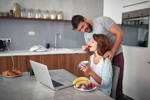 Man och flicka njuter av en trevlig morgon tillsammans. Kärlek, romantik — Stockfoto