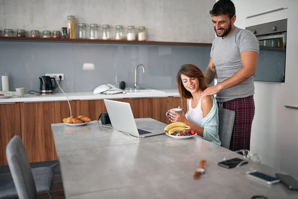 Loving  boyfriend and his  girlfriend enjoying in  breakfast tog — Stock Photo, Image