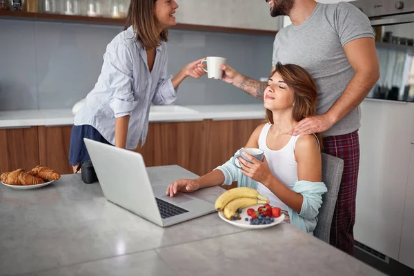 Amigos disfrutando en el café de la mañana juntos . — Foto de Stock