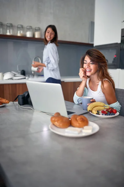 Copines petit déjeuner dans la cuisine et avoir du plaisir. Amour, Romain — Photo