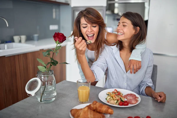 Alegre mañana. Desayuno de pareja de lesbianas. Amor, Romance y va — Foto de Stock