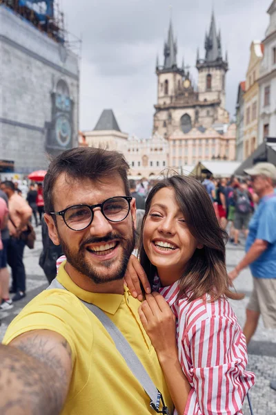 Pár na prázdninovém výletě v Prag making selfie. — Stock fotografie
