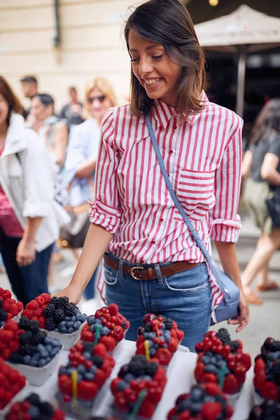 Žena cestující nákup čerstvého ovoce na trhu s potravinami na ulici — Stock fotografie