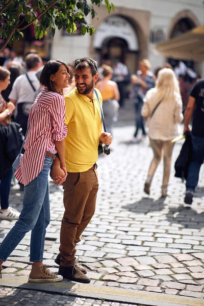 Ζευγάρι τουριστών που διασκεδάζουν περπατώντας και εξερευνώντας δρόμο της πόλης κατά τη διάρκεια της ημέρας. — Φωτογραφία Αρχείου