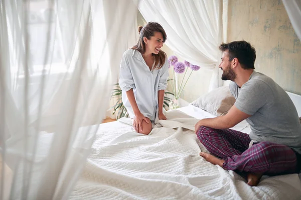 Νεαρό σέξι ζευγάρι με εσώρουχα που κάνουν ερωτικά παιχνίδια στο κρεβάτι το φωτεινό πρωινό του Αγίου Βαλεντίνου. — Φωτογραφία Αρχείου