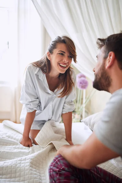 Jovem casal sexy em roupa interior tendo um preliminares na cama na manhã brilhante no dia dos namorados . — Fotografia de Stock