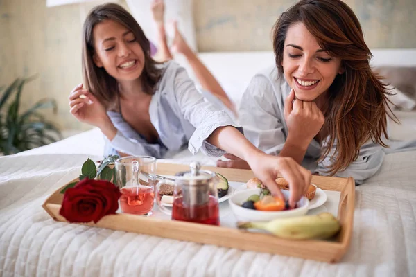 Sexy homosexual couple in bed having healthy breakfast on valent — Stock Photo, Image