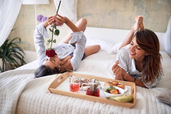 Sexy homosexual pareja en cama teniendo saludable desayuno en valent —  Fotos de Stock