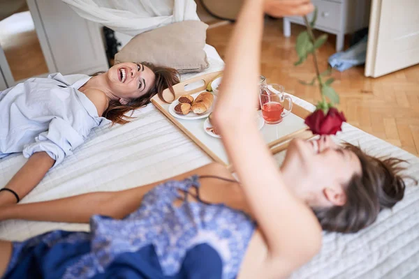 Sexy homoseksueel paar in bed met gezond ontbijt op valent — Stockfoto