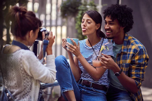 Pasangan muda tersenyum melihat ke kamera dan berpose untuk foto — Stok Foto