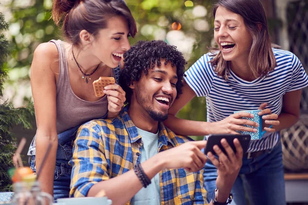 Gruppe junger Freunde, die im Freien telefonieren und reden wollen — Stockfoto