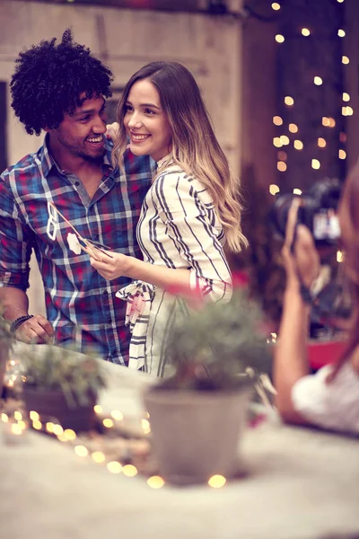 Gelukkig paar hebben plezier met rekwisieten op stok in nachtclub celebra — Stockfoto