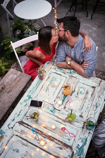 Vrolijk jong paar met cocktails hebben plezier in nachtclub vieren. — Stockfoto