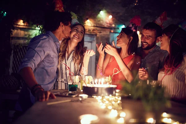 Smiling group of young friends having  birthday party in the clu — Stock Photo, Image