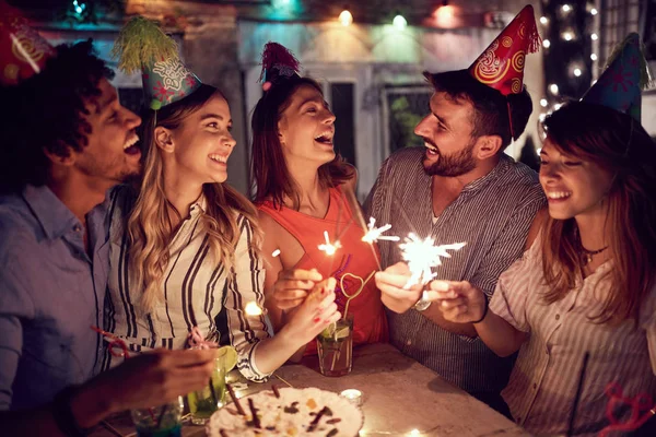 Glimlachende groep van jonge vrienden met verjaardagsfeestje in de clu — Stockfoto