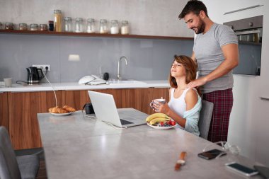 Genç ve yetişkin bir çift huzurlu bir sabahta yalnız eğleniyor. gündelik, 