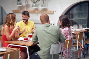Arkadaşlar eğleniyor, gülüyor. İnsanlar Dostlukla Buluşuyor