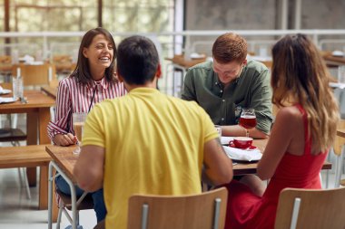  Arkadaşlar kahveye oturur, eğlenir, sohbet ederiz.