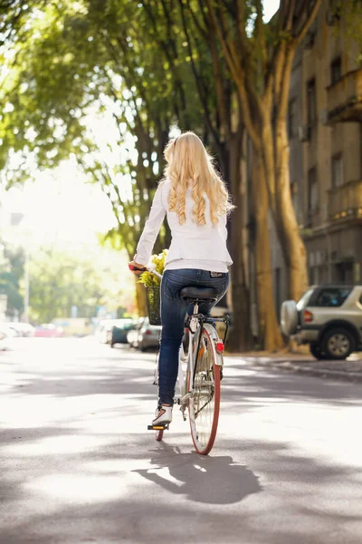 Fietsen in de stad — Stockfoto