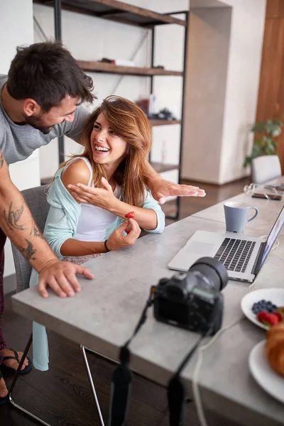 Молода доросла пара розмовляє і сміється під час роботи. концепція випадкового бізнесу — стокове фото