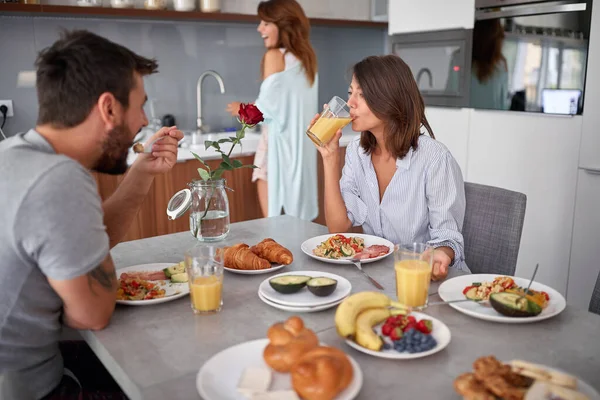 Fiatal felnőttek szórakoznak, miközben reggelit készítenek és esznek. modern — Stock Fotó
