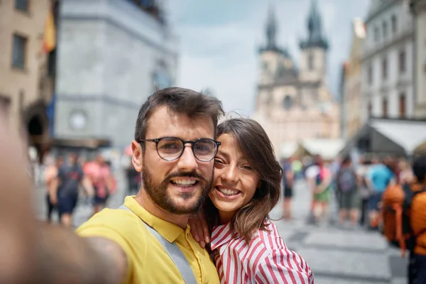 Pareja en un viaje de vacaciones en las calles de la ciudad en Praga de vacaciones haciendo selfie . —  Fotos de Stock
