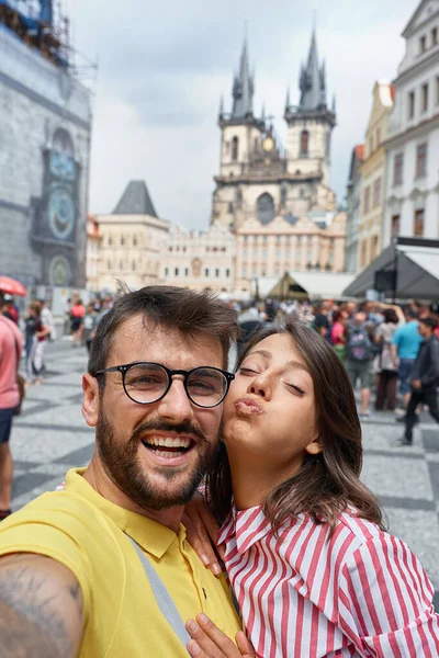 Hombre y mujer caminando por las calles de la ciudad en turismo de vacaciones y haciendo selfie . —  Fotos de Stock