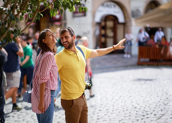 Par i kärlek resor, Europasemester, glad positiv stämning, leende, ha kul. — Stockfoto