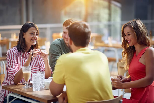 Люди в кафе розмовляють сміючись і насолоджуючись часом — стокове фото
