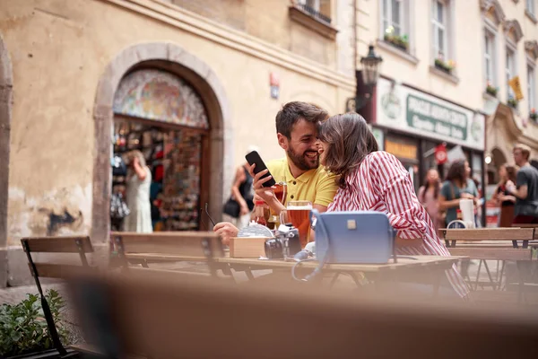 Hermosa pareja joven pasar un buen rato en la calle café en prag — Foto de Stock