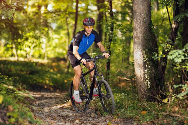 Sportos férfi gyakorló hegyi kerékpározás.Tavasz, természet, sport conc — Stock Fotó
