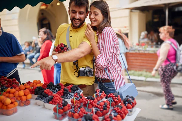 Joven curiosa pareja de turistas explorar el mercado callejero en Praga , — Foto de Stock