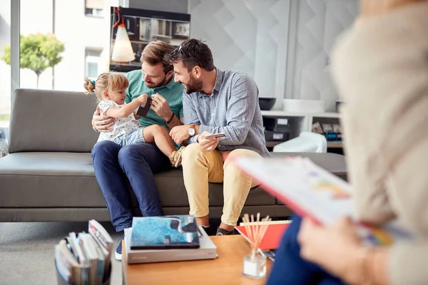 Padres disfrutando en ir de compras y divertirse con niña . — Foto de Stock